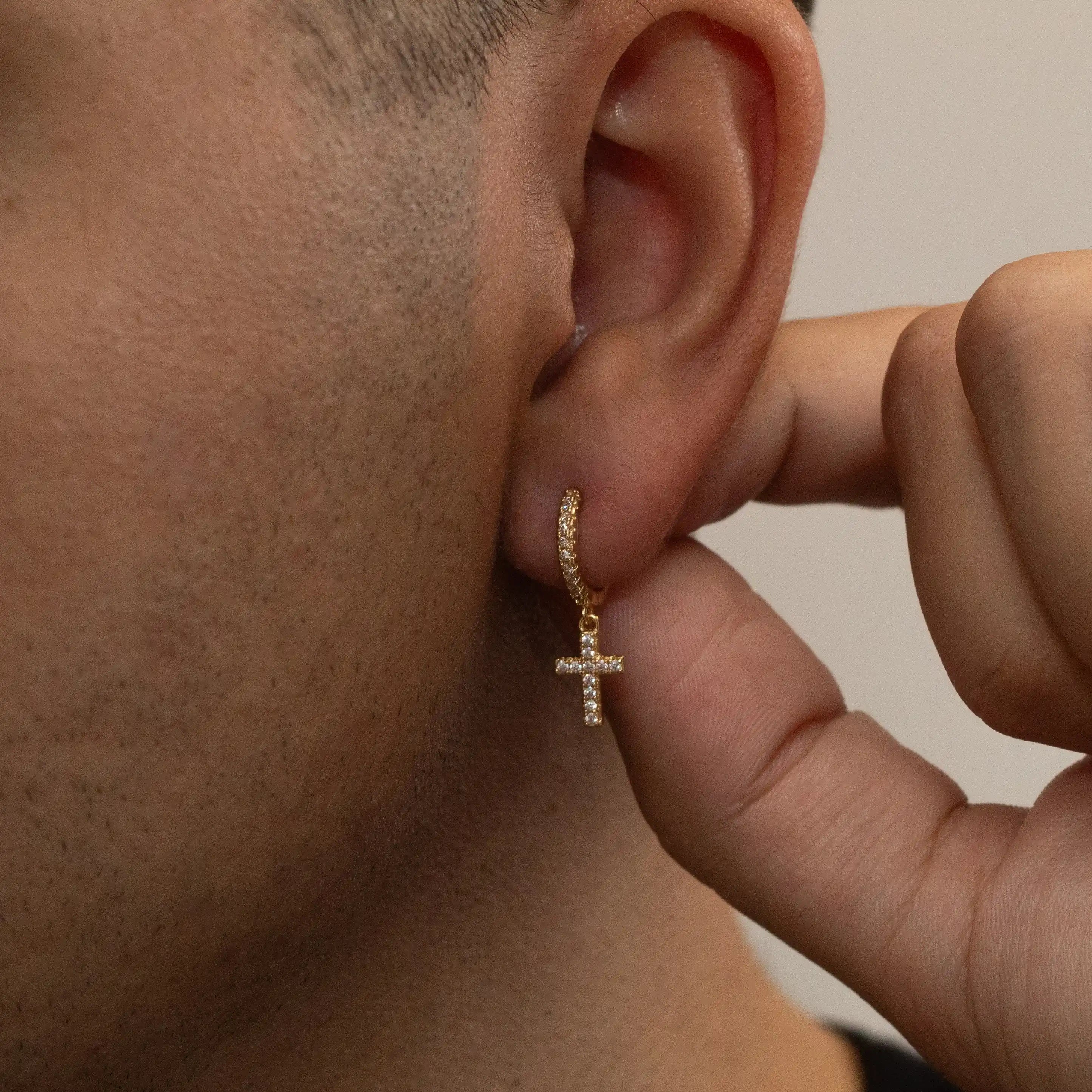 Brincos Argola cruz cravejada banhado a Ouro 24k