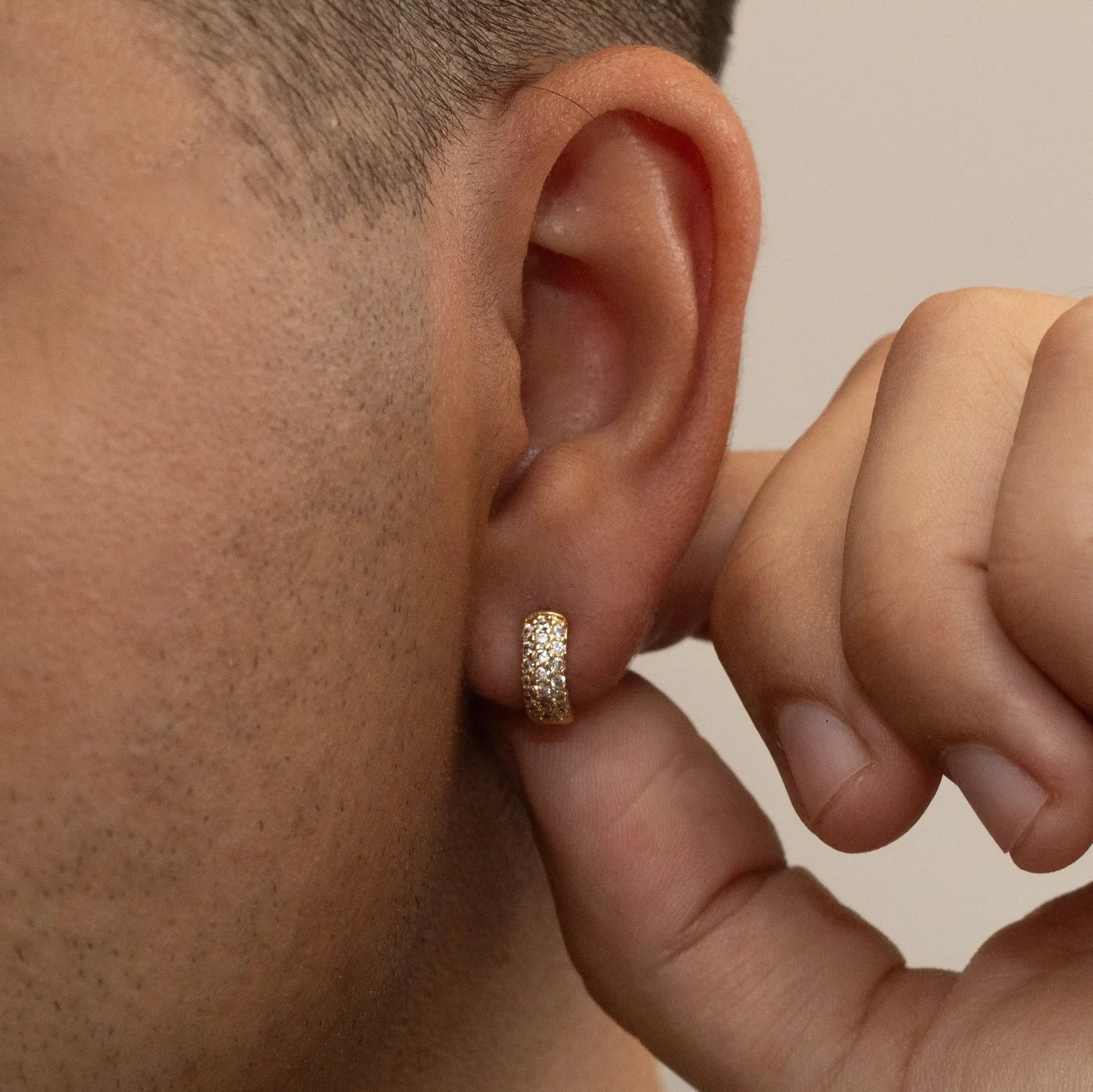 Argolas cravejadas Round 12mm Banhado a Ouro 24k