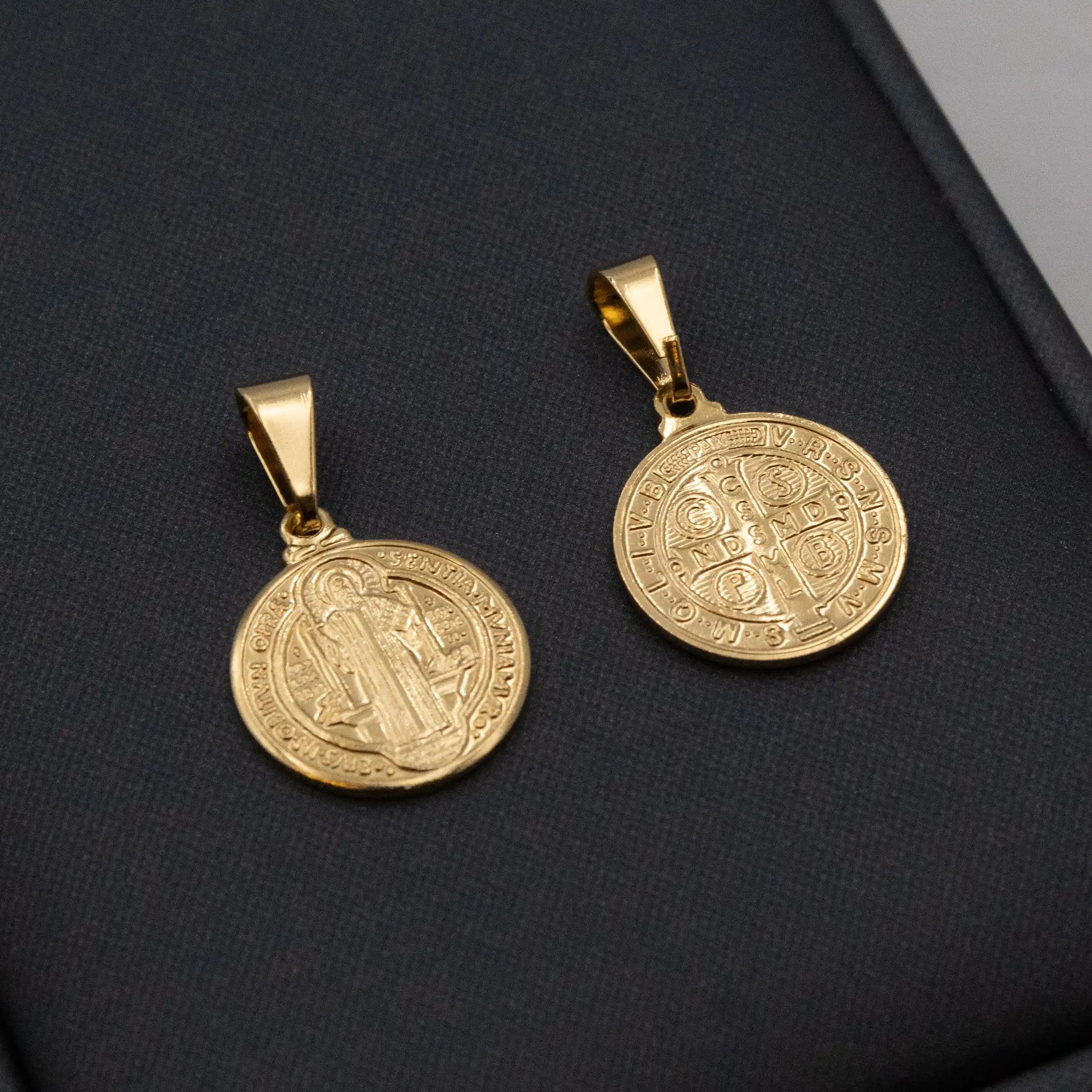 Pingente São Bento 15mmx15mm Banhado Ouro 24k