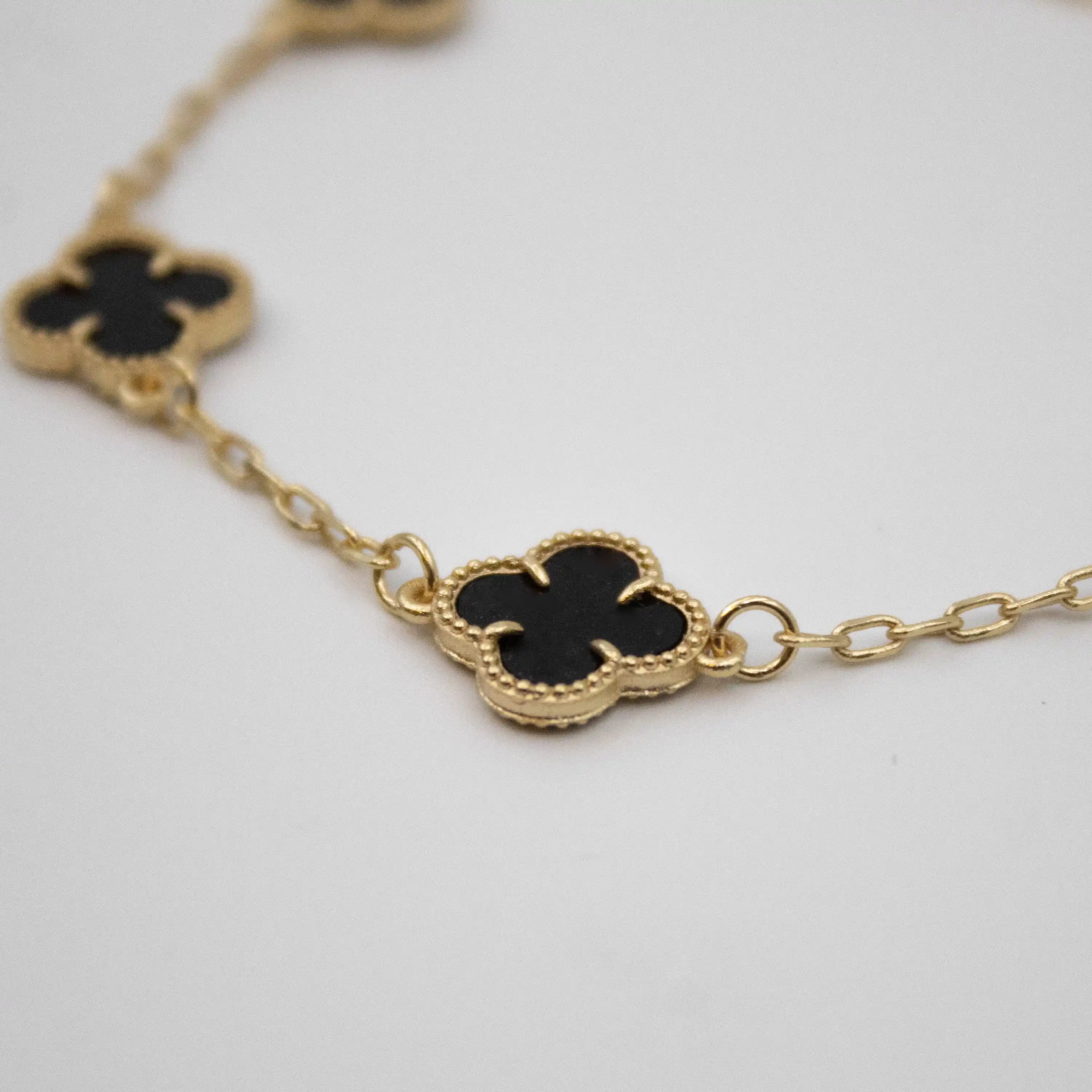 PULSEIRA 5 TREVOS BLACK BANHADO A OURO 24k