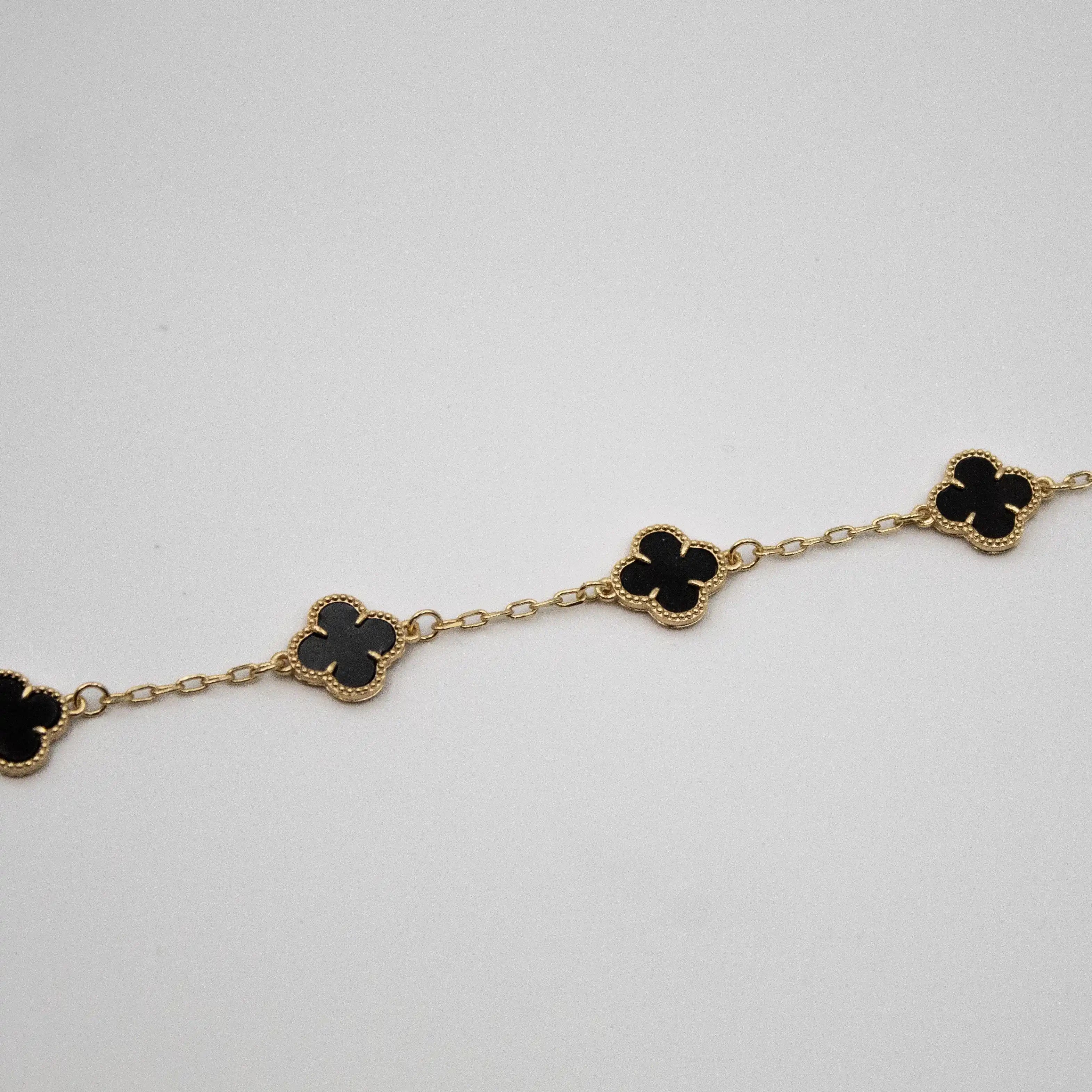 PULSEIRA 5 TREVOS BLACK BANHADO A OURO 24k