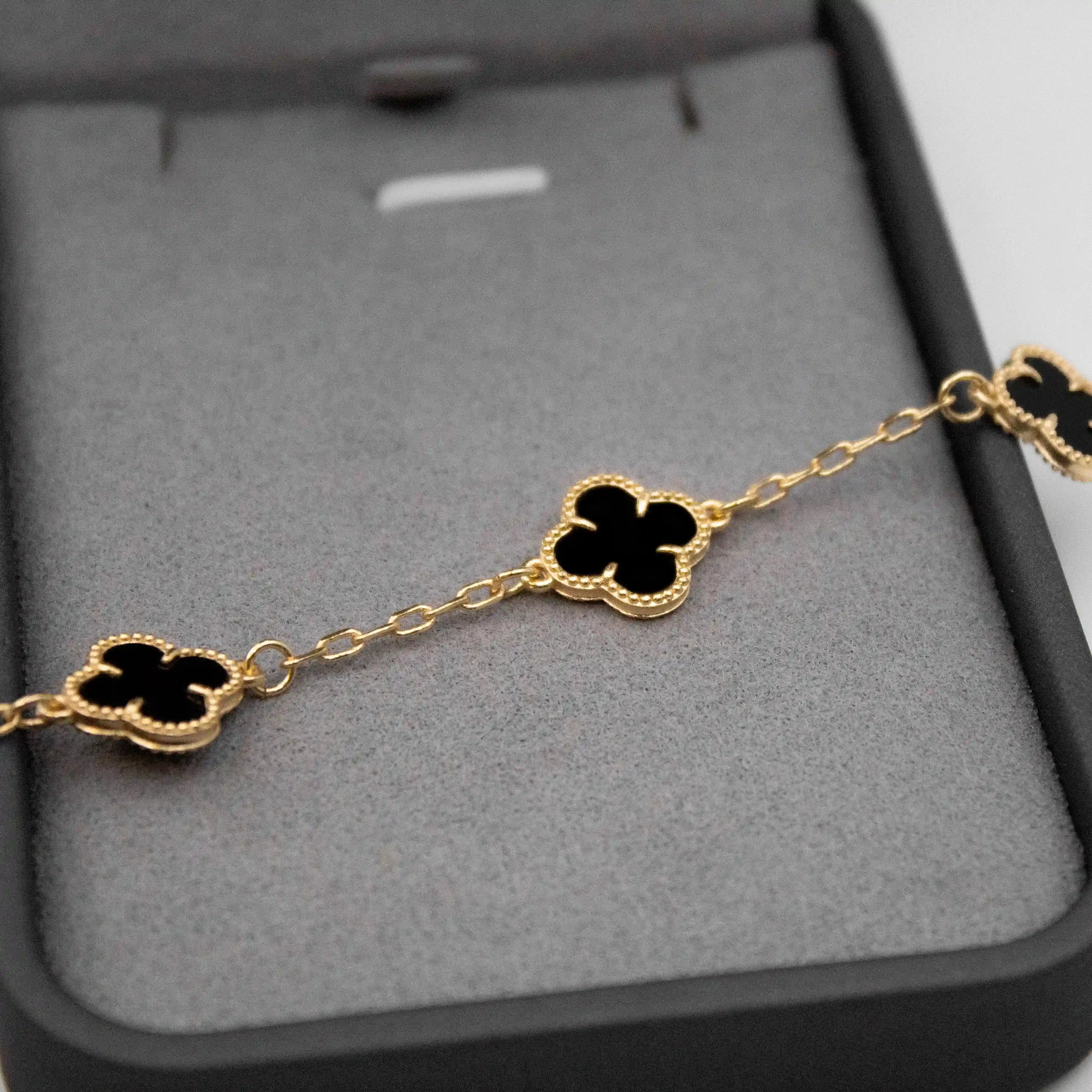 PULSEIRA 5 TREVOS BLACK BANHADO A OURO 24k